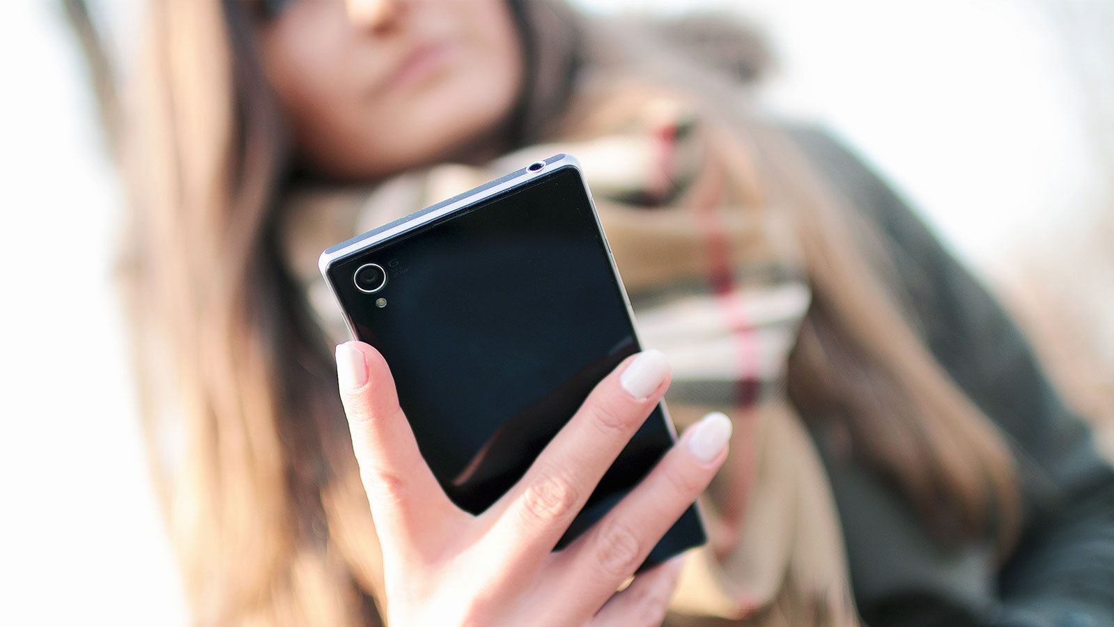 Foto di una donna con smartphone